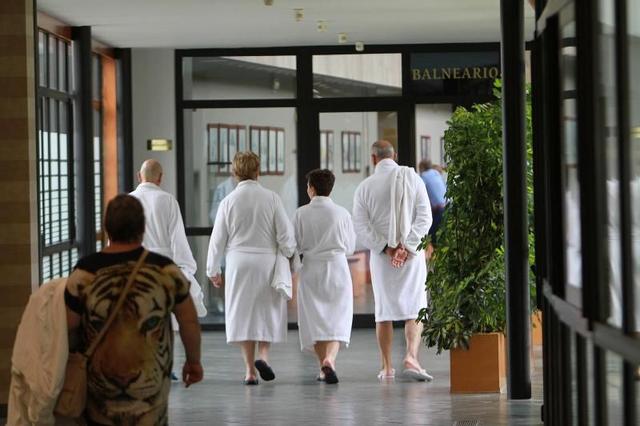 Mayores jubilados, disfrutando de un programa termal en un balneario de Ourense