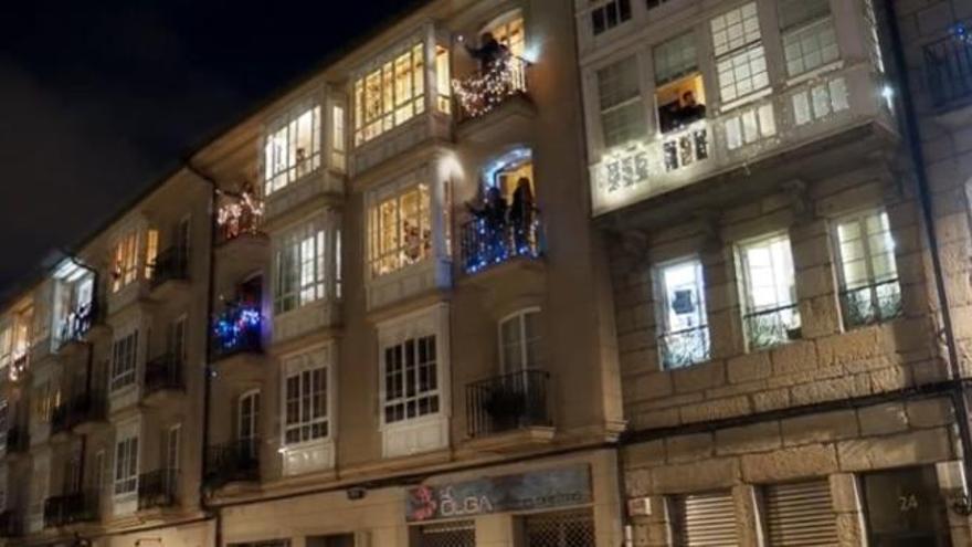 Balcones verbeneros contra el amargo confinamiento en Pontevedra