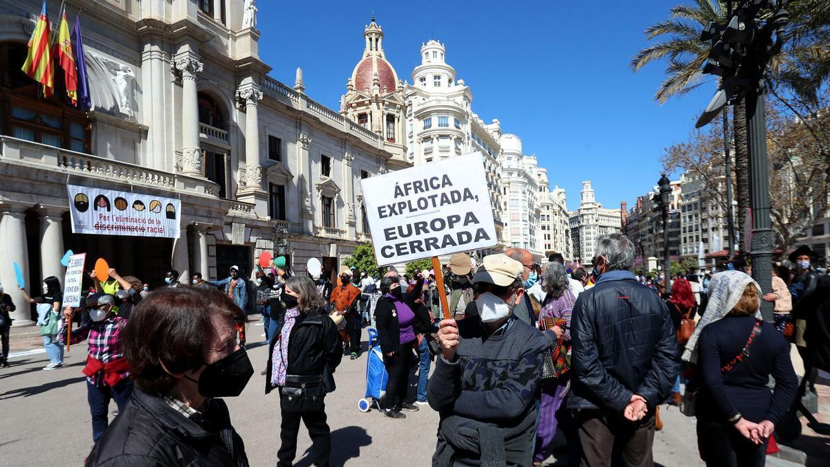 Concentracion en el ayuntamiento de Valencia por el dia mundial contra el Racismo.