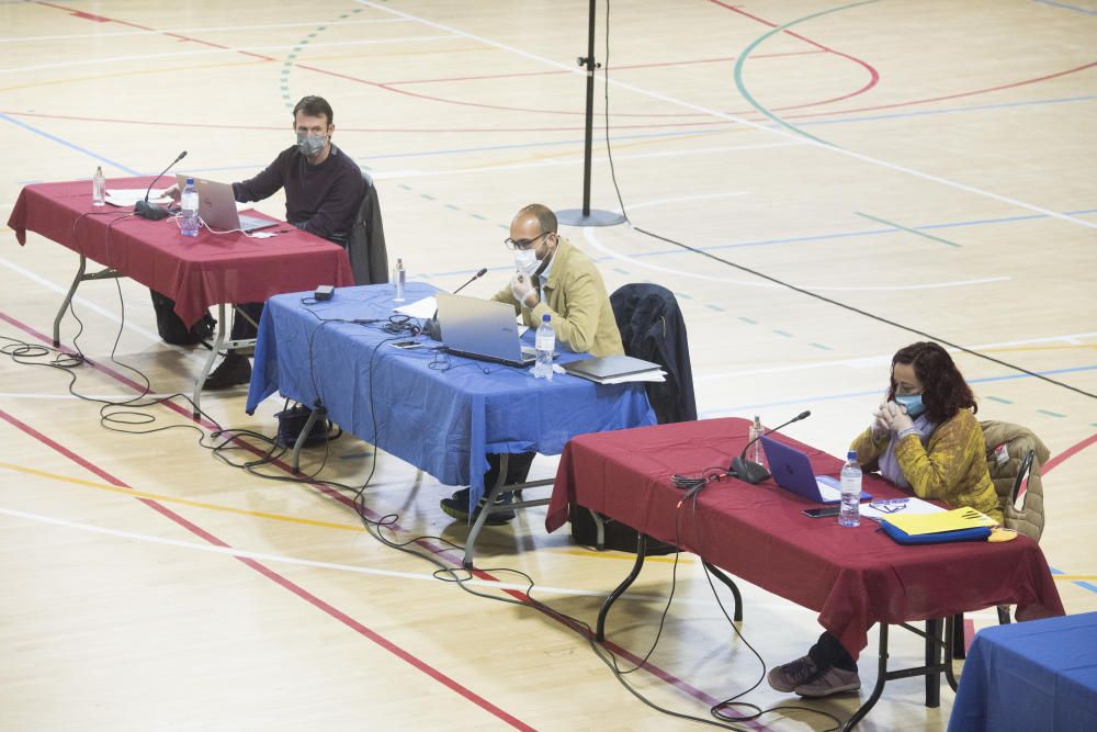 Ple inèdit de l'Ajuntament de Sant Fruitós: al poliesportiu i sense públic