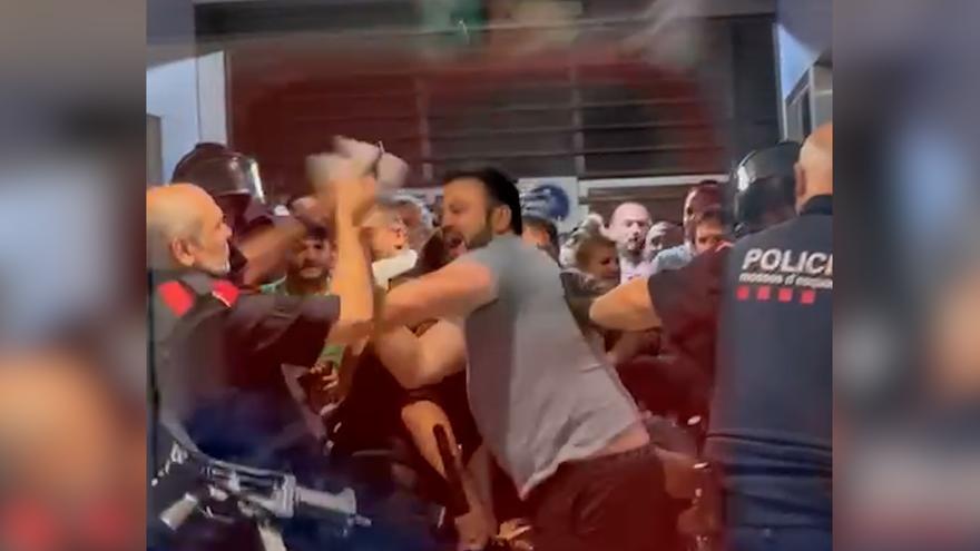 Los familiares de las víctimas de Girona golpean a Mossos en el hospital Josep Trueta
