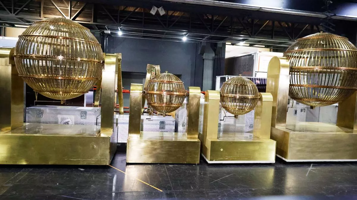 Gritos de emoción al caer las bolas de la Lotería de Navidad en el bombo