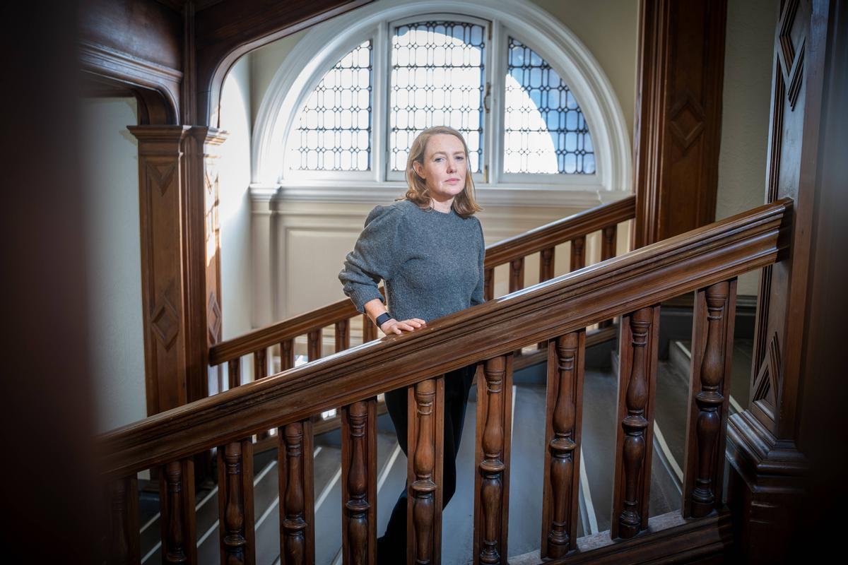 Paula Hawkins, en la Biblioteca Central de Edimburgo (Escocia).
