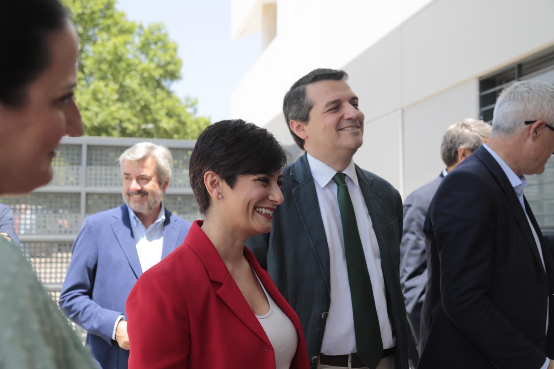 La ministra Isabel Rodríguez visita las viviendas de alquiler de mayores de Sama Naharro