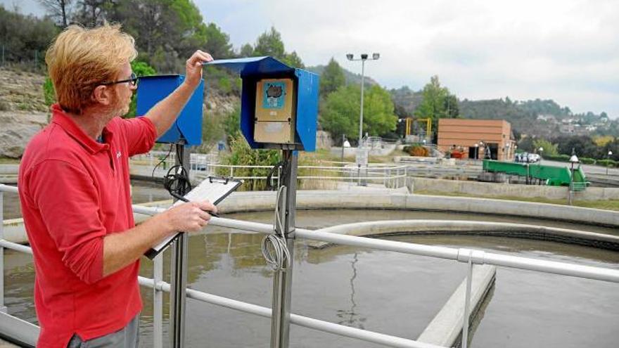 Jorge Baena, treballador de la depuradora de Castellbell i el Vilar, mesura els nivells del canal d&#039;oxidació