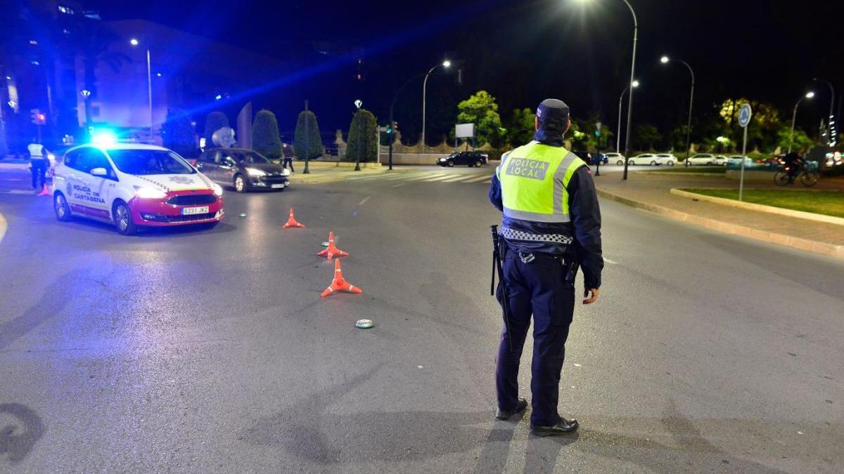 La Policía Local de Cartagena, en un control tras decretarse el toque de queda.