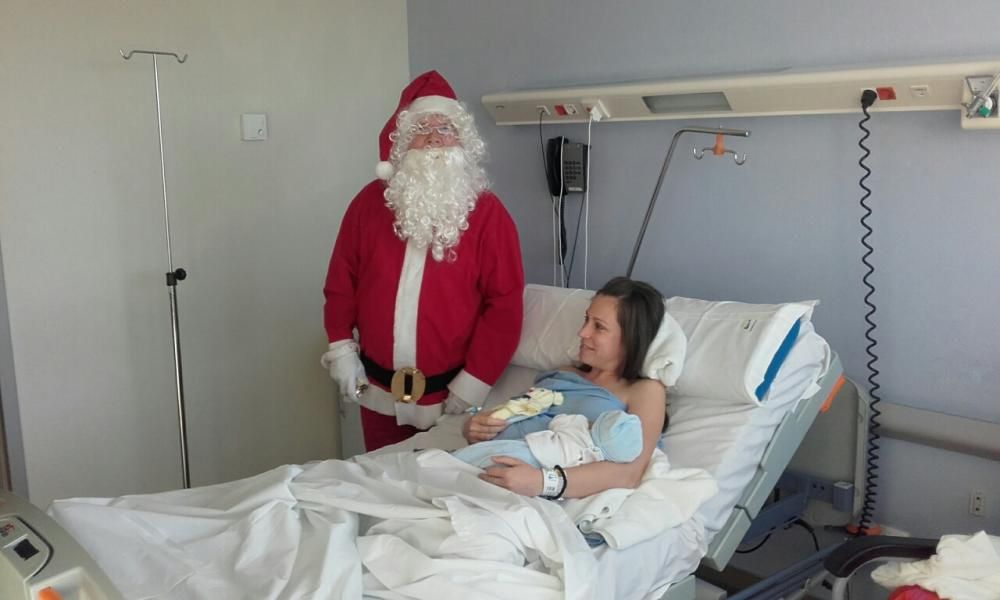 Papá Noel visita a los niños ingresados