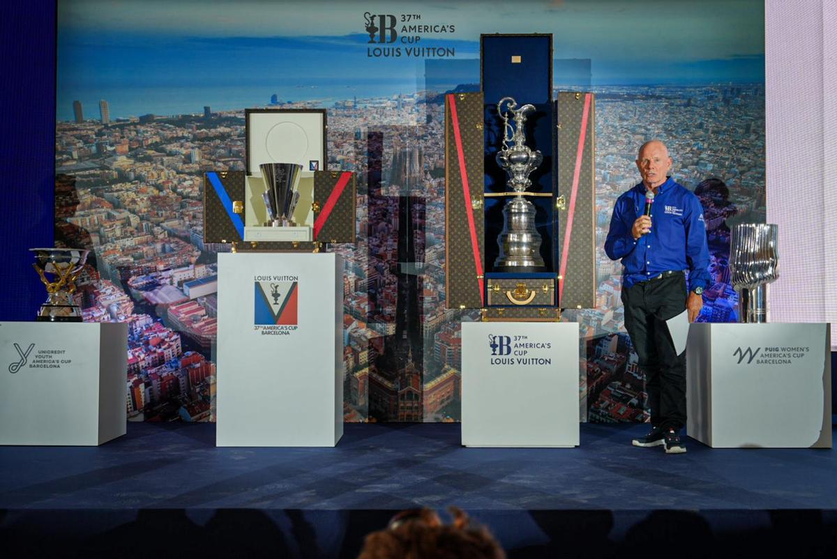 El consejero delegado de America's Cup Event (ACE), Grant Dalton, con los cuatro trofeos de la Copa América de vela, en los tinglados del Moll de Llevant.