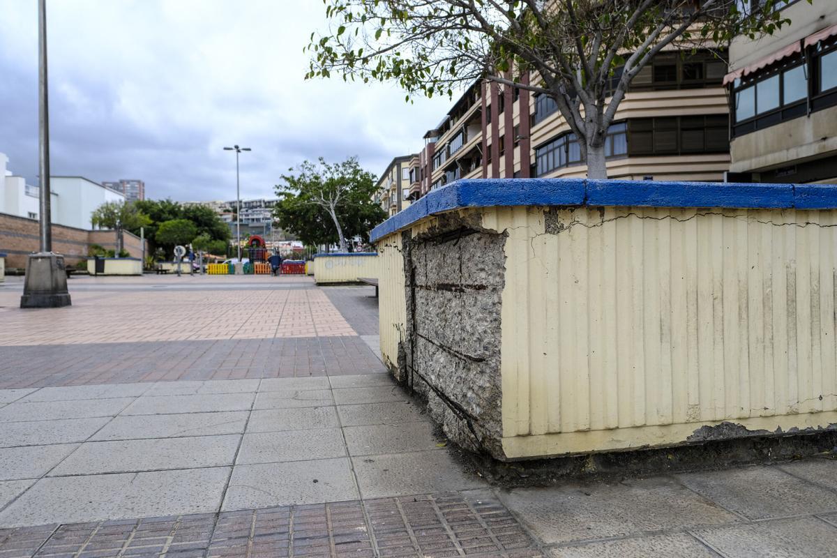Mal estado de la Plaza Gabriel Megías Pombo en Las Alcaravaneras (Las Palmas de Gran Canaria) Mal estado de la Plaza Gabriel Megías Pombo en Las Alcaravaneras (Las Palmas de Gran Canaria)