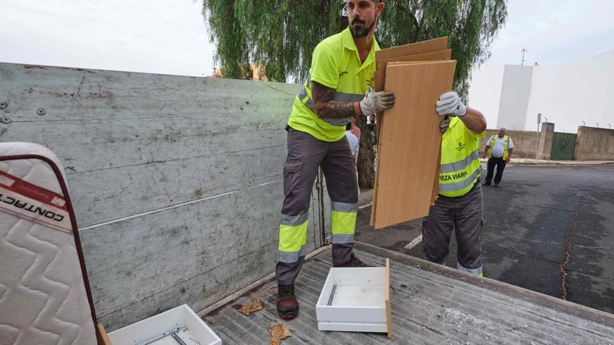 Retirados 10.000 kilos de enseres en el primer día de la nueva campaña de limpieza en Santa Cruz