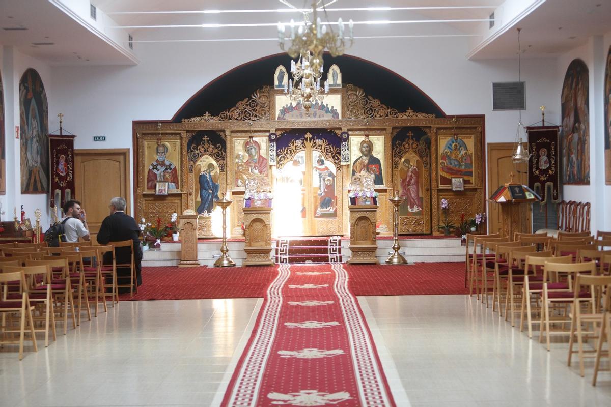 El iconostasio separa el altar del resto del templo.