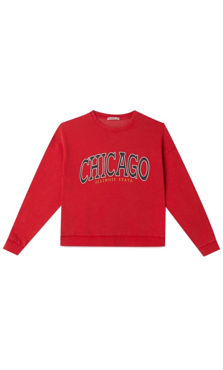 Sudadera print acid wash de Chicago de Stradivarius. (Precio: 19,99 euros)