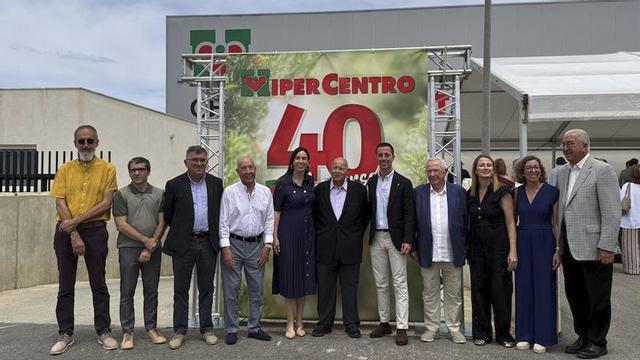 Fotografía con motivo del 40 aniversario de Hipercentro, que contó con la presencia del presidente del Consell. | FOTOGRAFÍAS DE S. SANSÓ