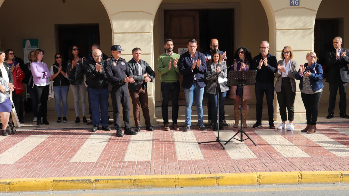 Acto institucional a las puertas del Ayuntamiento de Mutxamel.