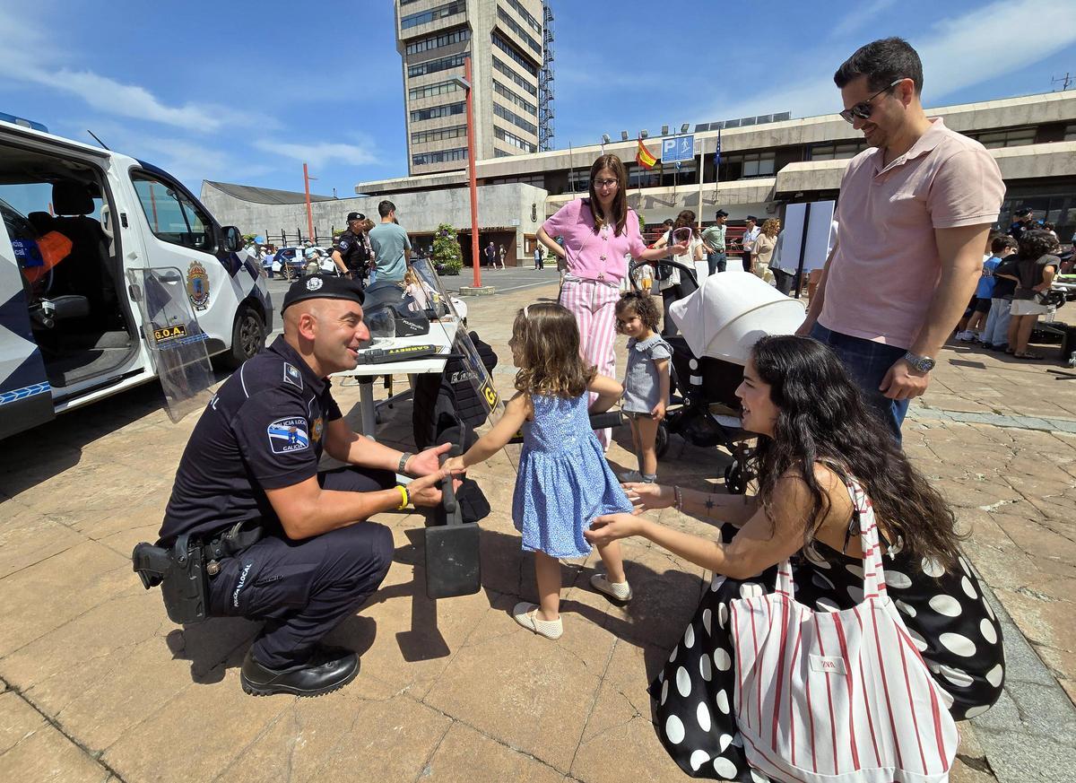 Un agente enseña el materia a un niña