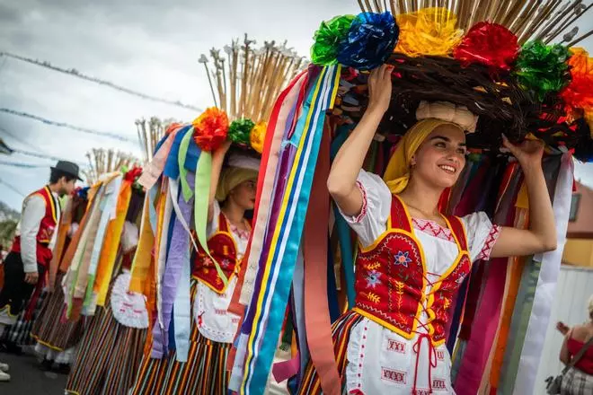 Subida de los cestos y bollos de Santa Bárbara (Icod de los Vinos)