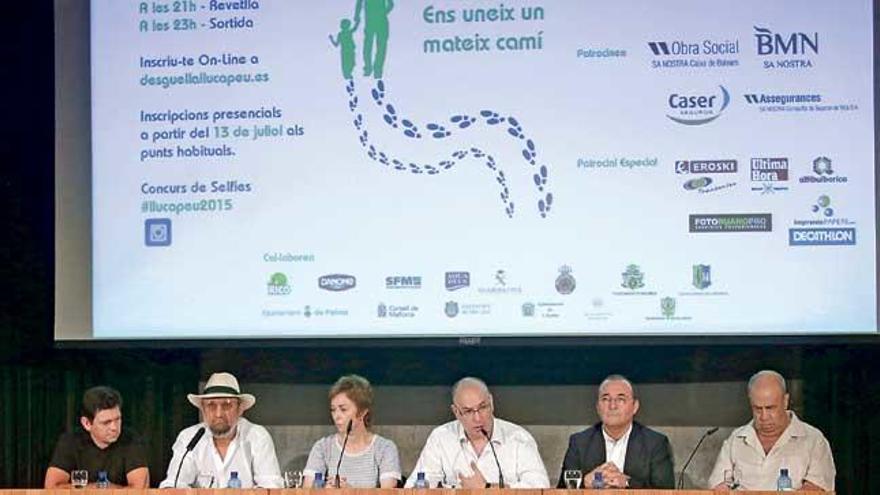 A la izquierda, Joan Llaneras y Tomeu Penya, padrinos de esta edición, junto a los organizadores de la popular marcha ayer durante la presentación de la misma.