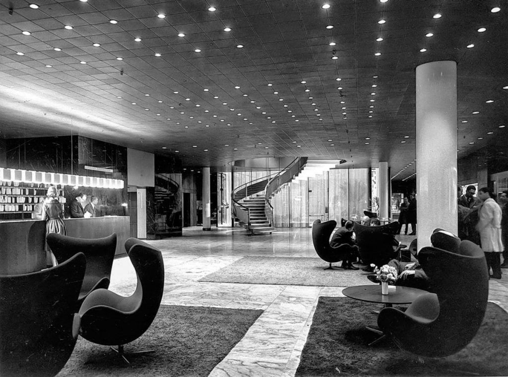 Lobby del Hotel SAS (hoy en día Radisson Collection Royal Hotel) de Copenague, el primero de diseño que hubo en el mundo, inaugurado en 1960 con interiorismo y mobiliario firmado por Jacobsen.