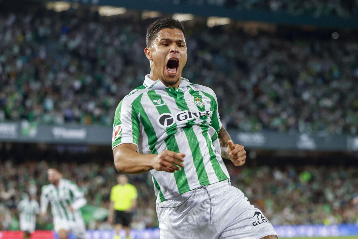 -El delantero colombiano del Betis Cucho Hernández celebra su gol contra el Sevilla, durante el partido de la jornada 29 de LaLiga entre el Betis y el Sevilla, este domingo en el estadio Benito Villamarín.-EFE/ Julio Muñoz. (Betis) (Sevilla)