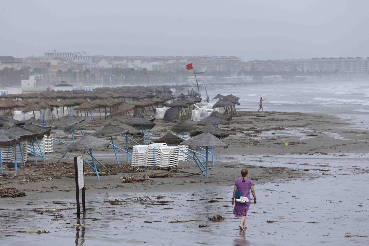 La playa de la Malvarrosa despues del temporal La playa de la Malvarrosa despues del temporal