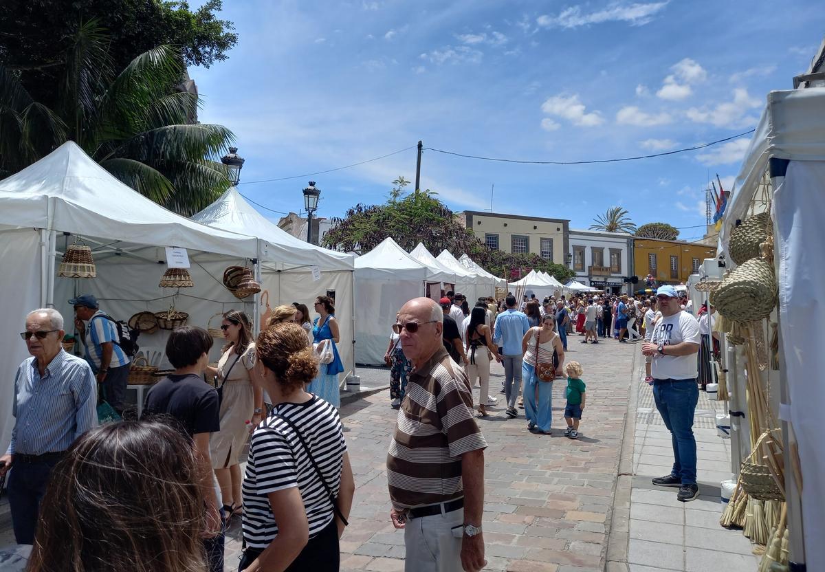 Ambiente de las calles del casco de Telde durante la feria de artesanía que tuvo lugar para conmemorar el Día de Canarias