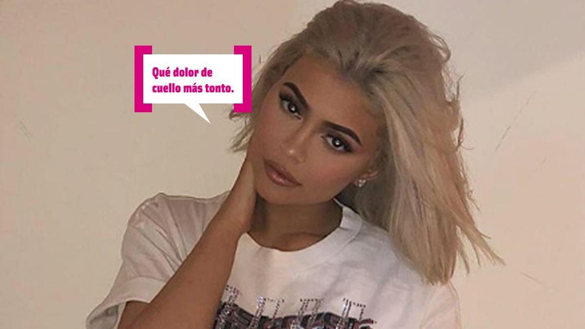 Kylie Jenner con camiseta de 'Backstreet Boys' y dolor de cuello