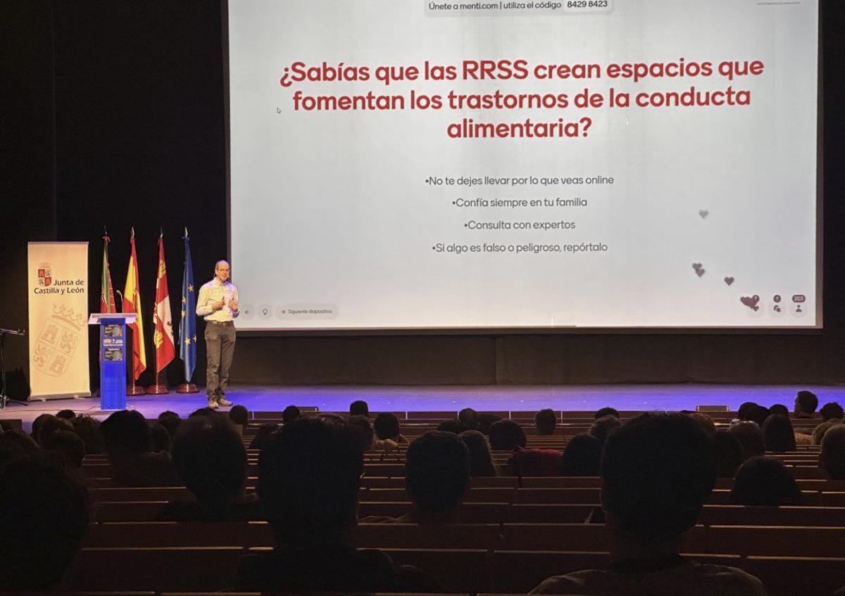 El experto Carlos Puente, de Incibe, durante su conferencia. | JOSE LUIS FERNÁNDEZ