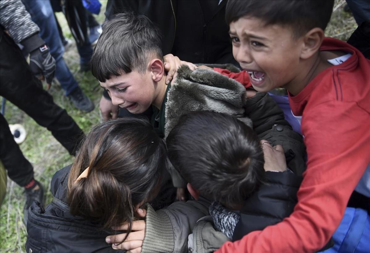 Unos niños lloran después de que la policía usó gas lacrimógeno durante los enfrentamientos en las afueras de un campo de refugiados en la aldea de Diavata, al oeste de Tesalónica, en el norte de Grecia. Una ruta en la que cientos de miles entraron a los países más prósperos de Europa.