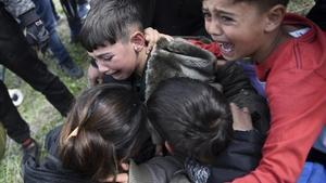 Unos niños lloran después de que la policía usó gas lacrimógeno durante los enfrentamientos en las afueras de un campo de refugiados en la aldea de Diavata, al oeste de Tesalónica, en el norte de Grecia. Una ruta en la que cientos de miles entraron a los países más prósperos de Europa.