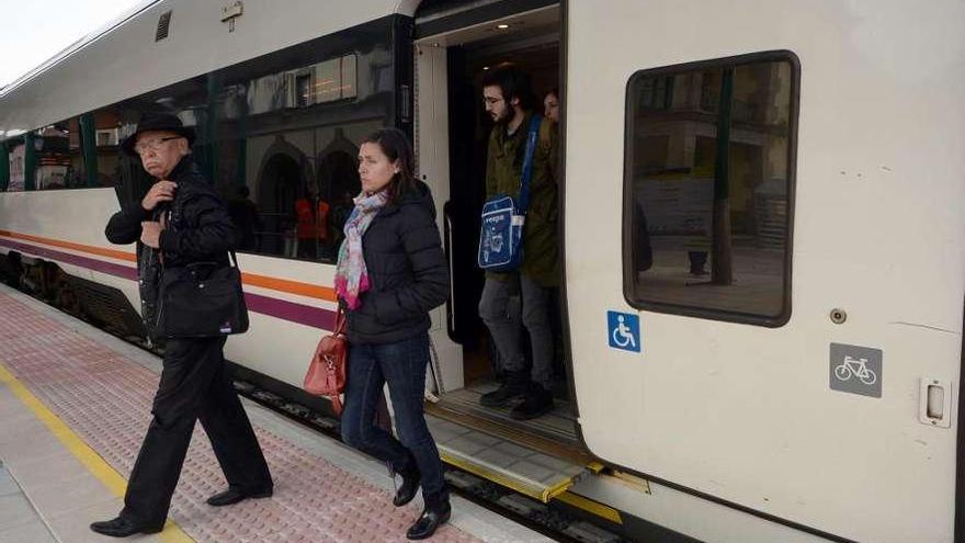 Los trenes llegarán a Pontevedra, Vigo y Santiago desde donde conectarán con los autobuses.  // Noé Parga