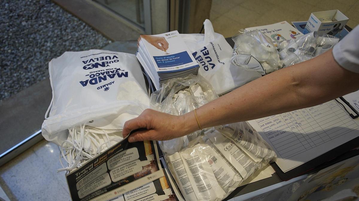 Material d'una taula informativa al CAP de Can Gibert del Pla amb motiu del Dia Mundial Sense Tabac de l'any passat.