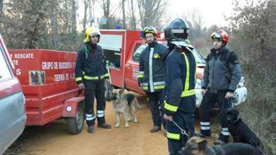 Los bomberos desplegados ayer en la zona para buscar al anciano.