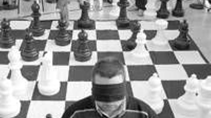 El campeón Pérez Candelario jugará una partida de ajedrez a la ciega en Cánovas