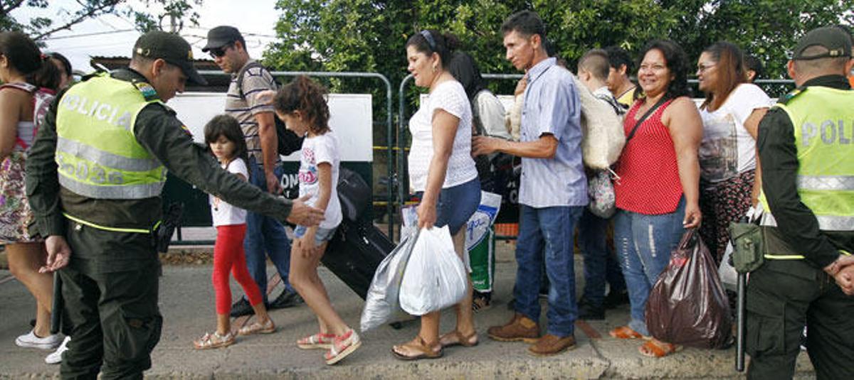 La Policía colombiana vigila el trasiego de gente en la frontera.