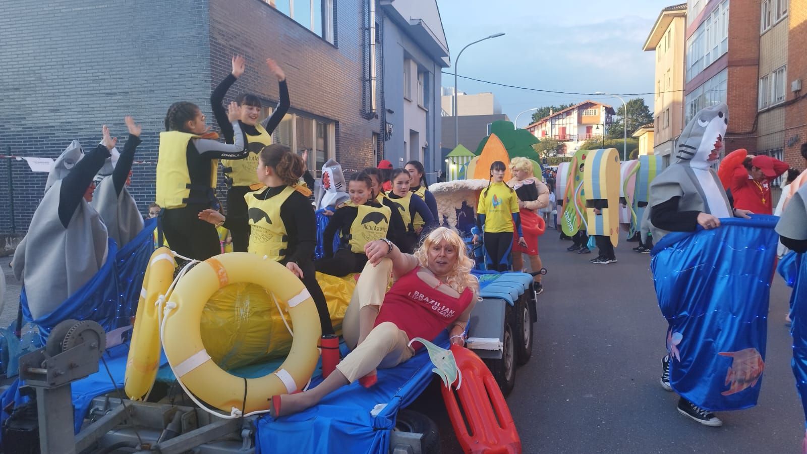 Disfraces y máscaras inundan Llanes en un divertido desfile de carnaval