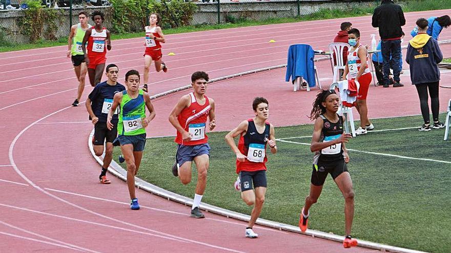 Los atletas, durante una de las pruebas de la primera jornada.