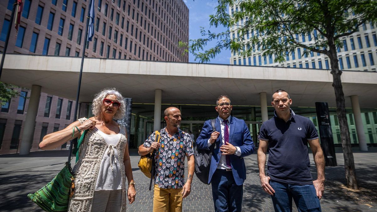 Ricardo Oliva León, del despacho de abogados Algoritmo Legal (segundo por la derecha), y tres de los afectados, a la salida del juzgado de Barcelona donde se han tomado las primeras declaraciones del caso Shirtum, una presunta criptoestafa vinculada al fútbol de élite.