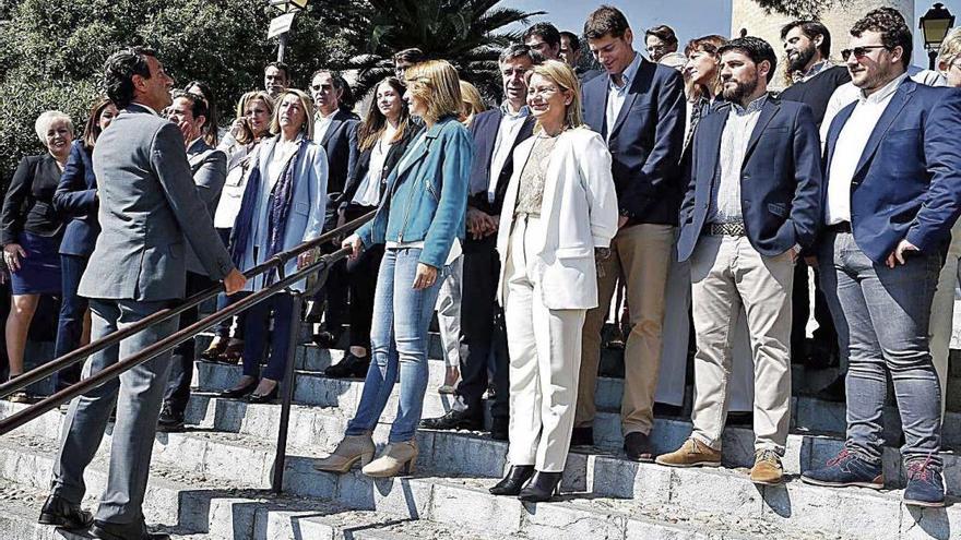 Company colocando a los miembros de su lista en las escaleras del Castell de Bellver.