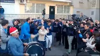 El Gordo de la Lotería lleva al delirio a Distrito Olímpico, el club de un "barrio humilde" de Madrid: "Repartir y disfrutar, disfrutar y repartir"