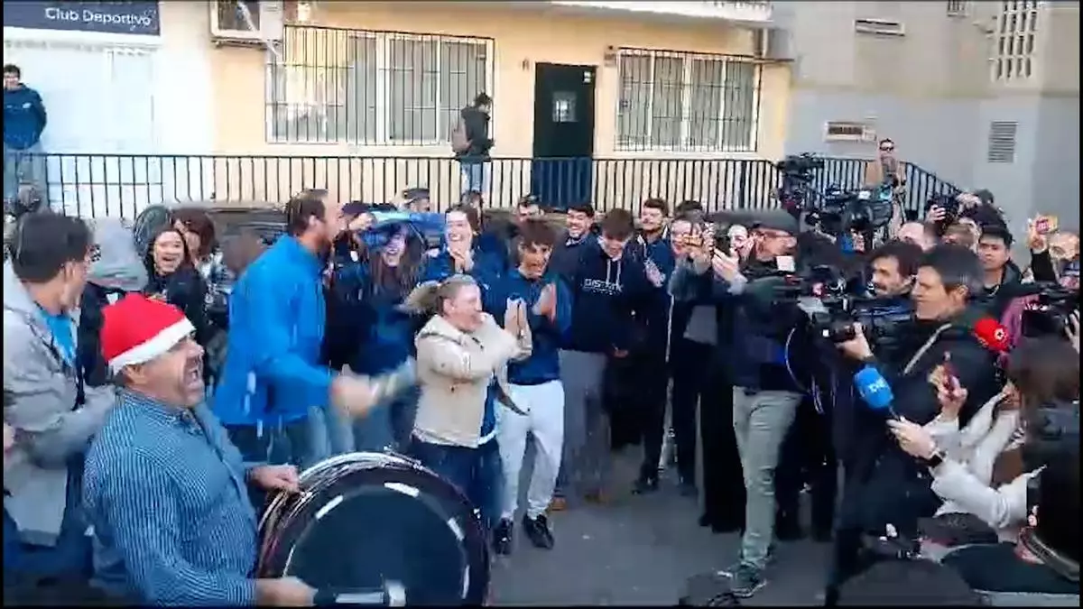 El Gordo de la Lotería lleva al delirio a Distrito Olímpico, el club de un "barrio humilde" de Madrid: "Repartir y disfrutar, disfrutar y repartir"