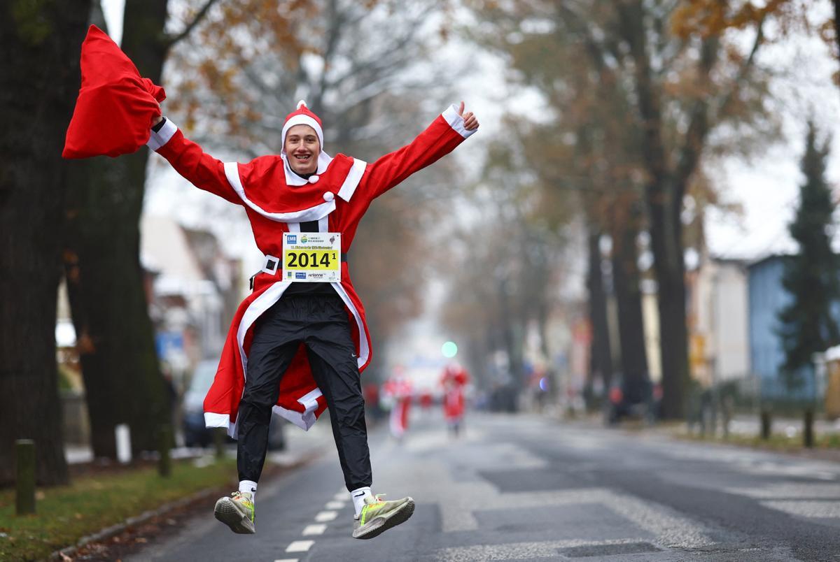 Carrera multitudinaria de papas Noel en Michendorf (Alemania)