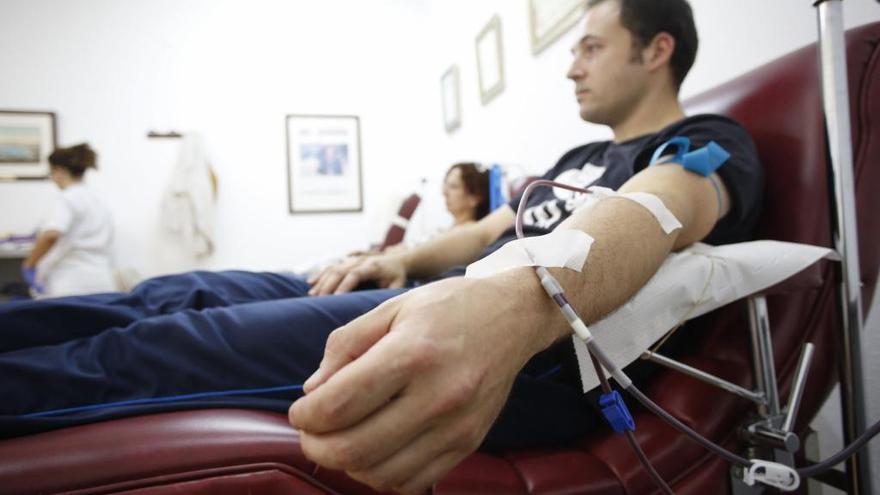 Donantes de sangre en la sede de la entidad, en plaza de la Pescadería