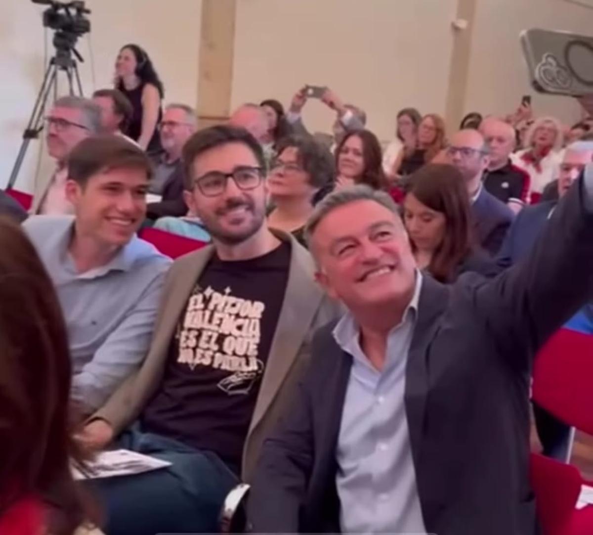 El diputado del PSPV, Benja Mompó, posa con la camiseta reivindicativa.