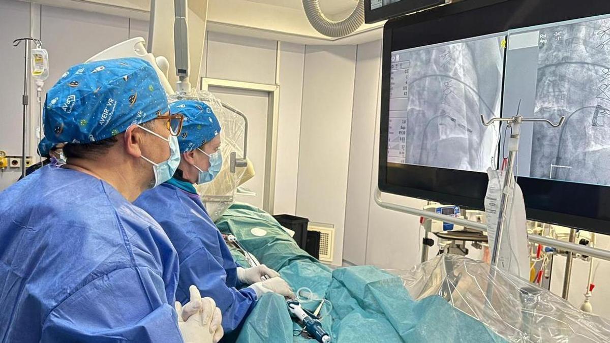 Los doctores Nelson Alvarenga y Emilce Trucco durante una intervención para implantar un marcapasos de última generación.