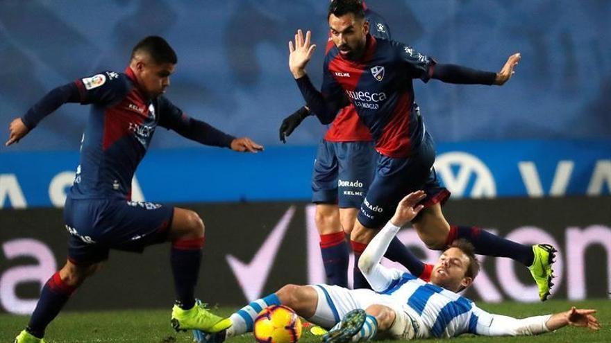 El Huesca desquicia a la Real pero no gana