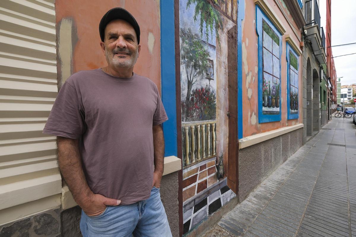 El artista Cayetano Martínez ha pintado la fachada de una casa abandonada para mejorar el aspecto del barrio El artista Cayetano Martínez ha pintado la fachada de una casa abandonada para mejorar el aspecto del barrio