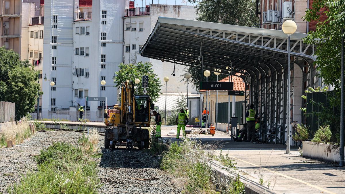 Retirada de las vías del tren en la estación de Alcoy el mes pasado