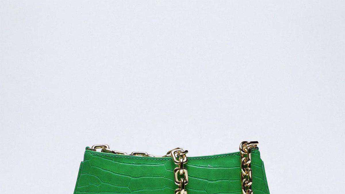El nuevo bolso viral de Zara (que se agota una y otra vez en la web) es  verde, acolchado, lleva una cadena dorada y ya ha conquistado Instagram -  Woman
