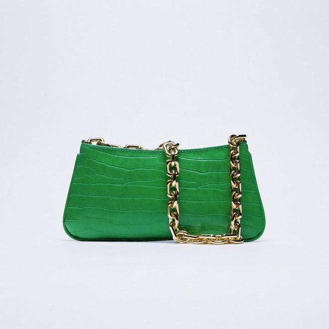 Bolso verde con estampado grabado en coco y cadena dorada, de Zara