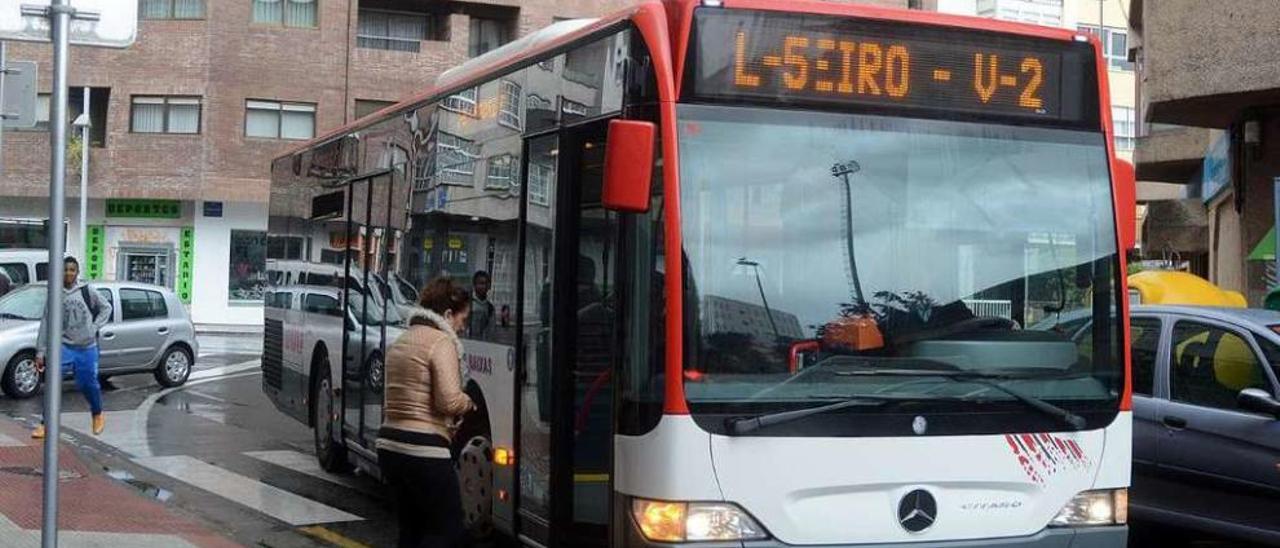 Una usuaria accede a un autobús en Pontevedra. // Rafa Vázquez